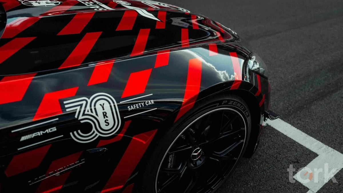 Pirelli’den F1 Safety Car’a özel P Zero R — fotoğraf 1